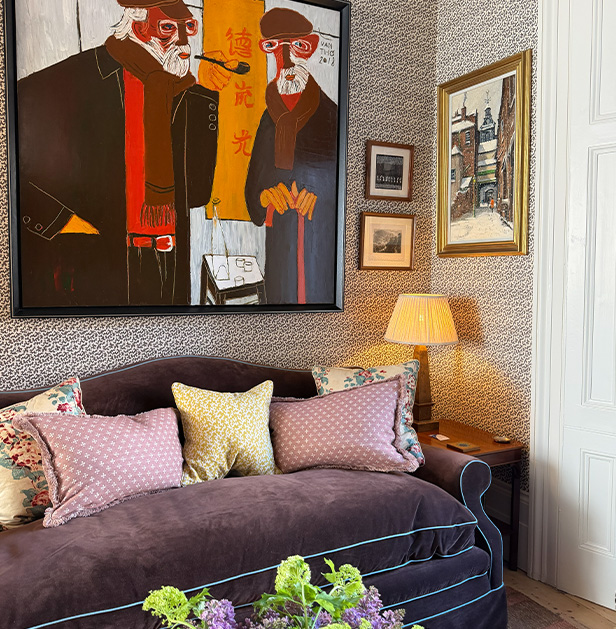 Logo of West-End Decorating Services featuring a decorative brush and elegant design elements emphasizing quality and professional painting.